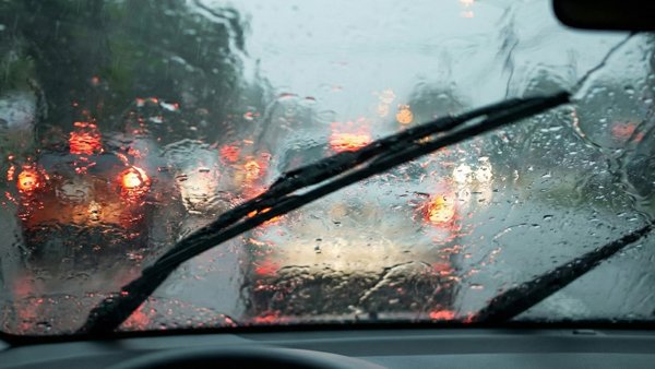 Pandangan Kabur Saat Hujan Deras? Ini Solusi Ampuh Perawatan Kaca dan Wiper Agar Tetap Bening