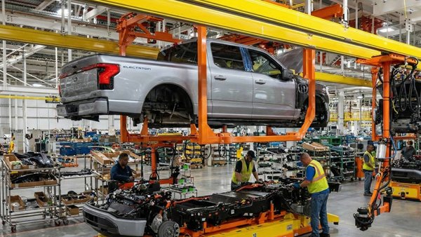 Investasi $5 Miliar Amblas, F-150 Lightning Ganti Rute ke Hybrid!